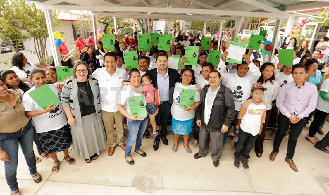 Entregan certificados de educación básica a colonos
