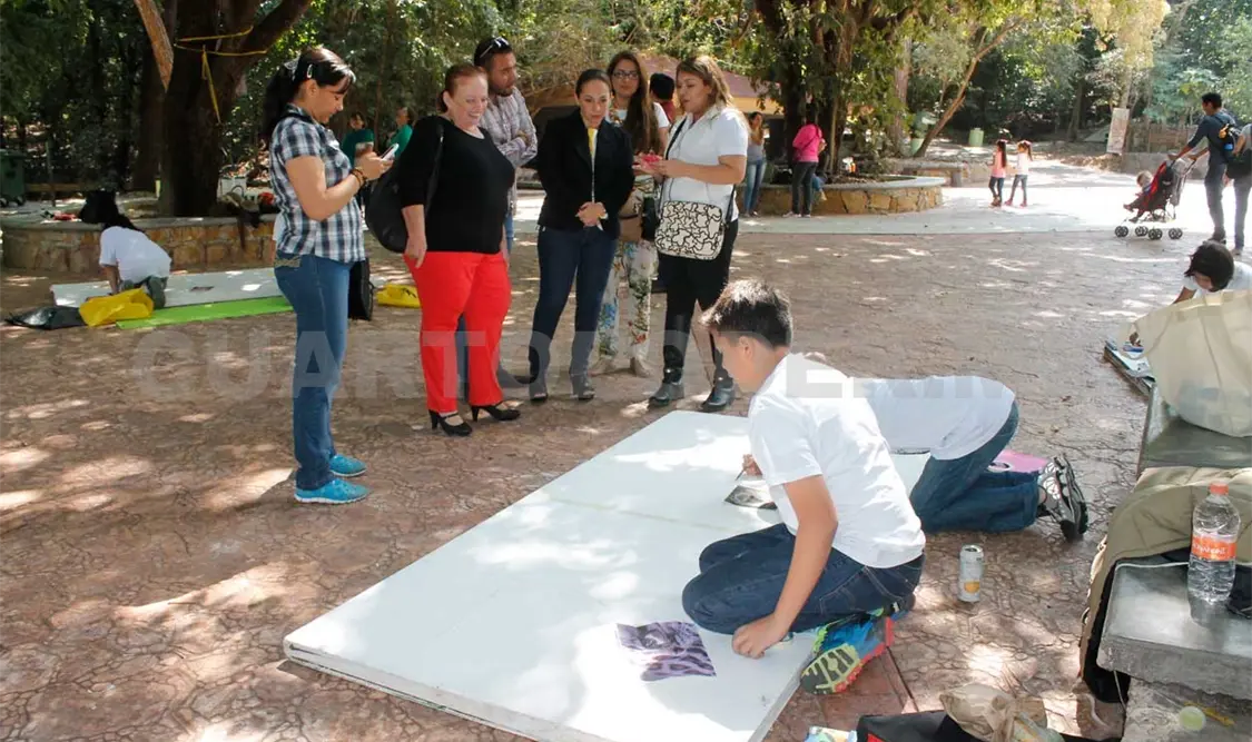 Niños participan en exposición de dibujo