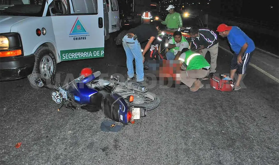 Un auto lo embistió en la carretera