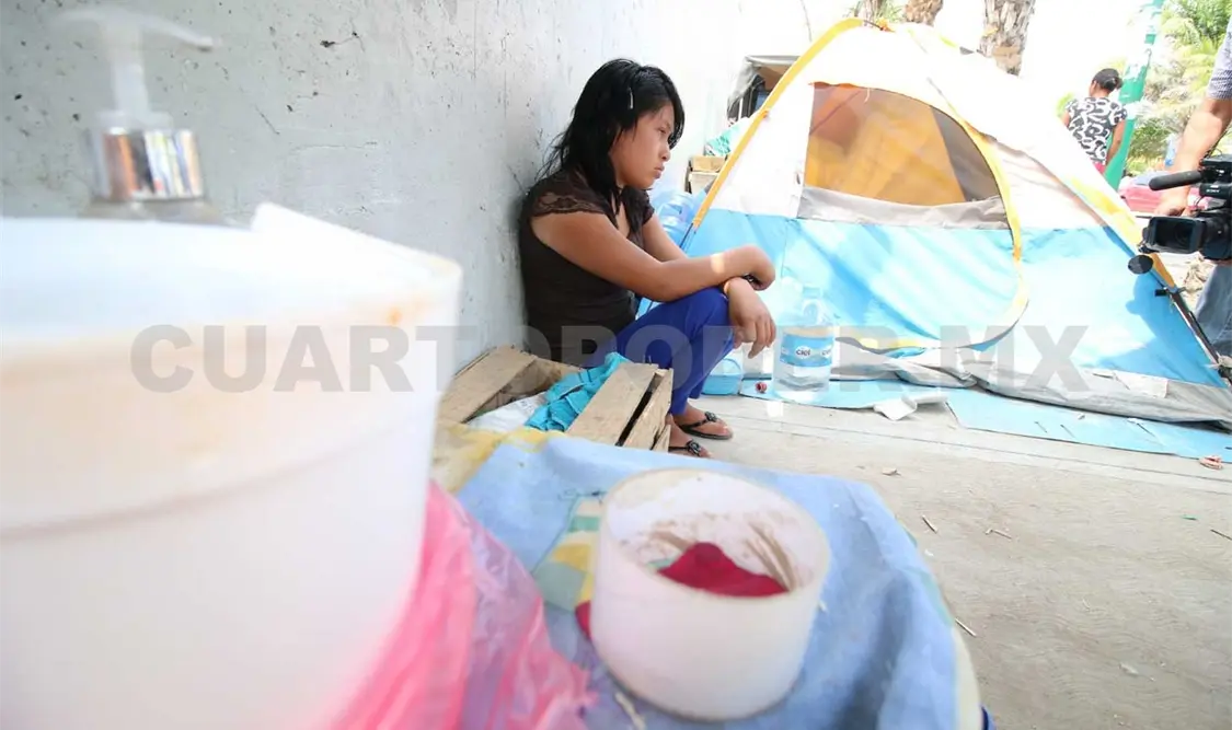 Sin comida ni medicinas, jóvenes “cuidan” a su hija