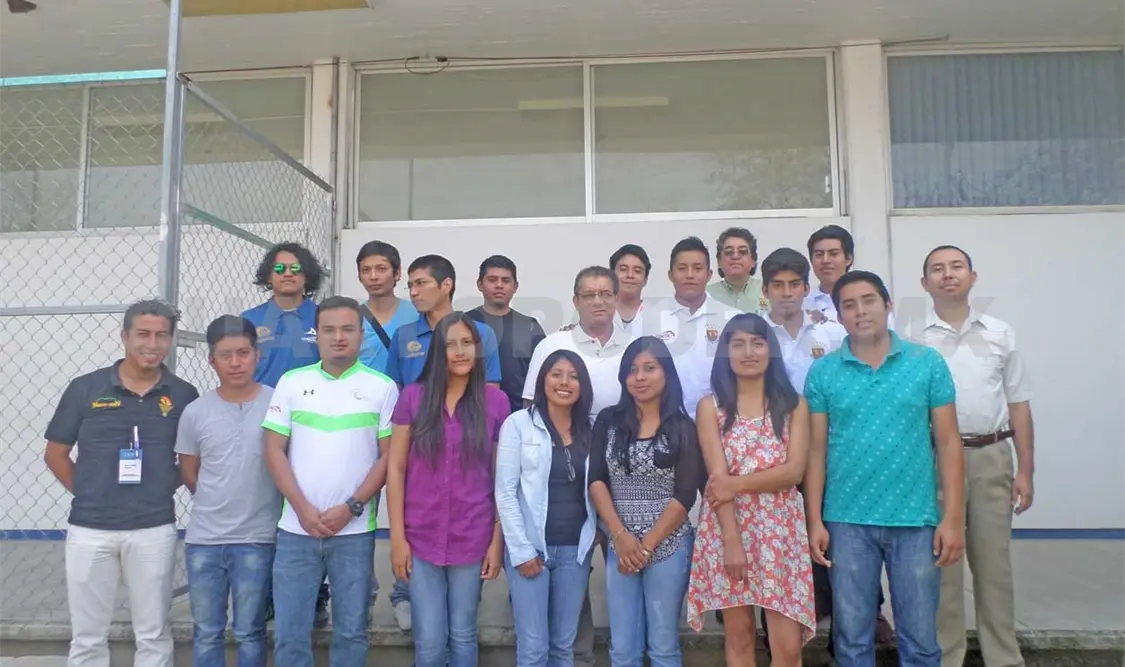 Ajedrecistas de la Unach con boleto