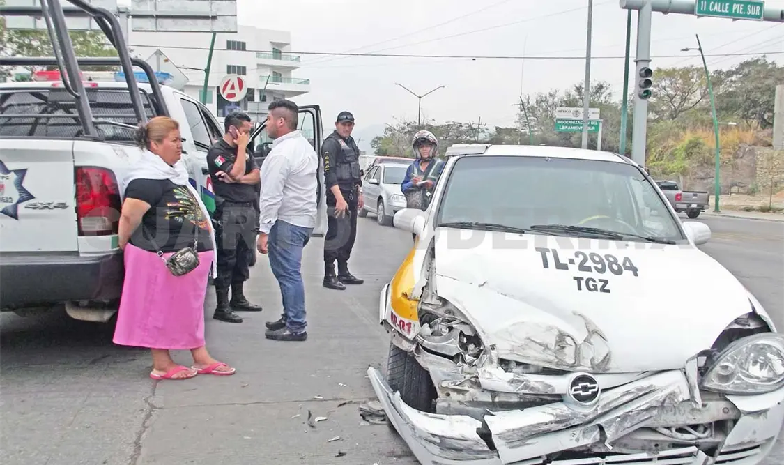 Taxi embiste a patrulla; transportaba un reo