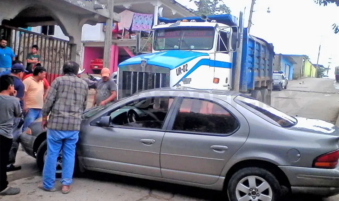 Volteo embiste y arrastra un auto