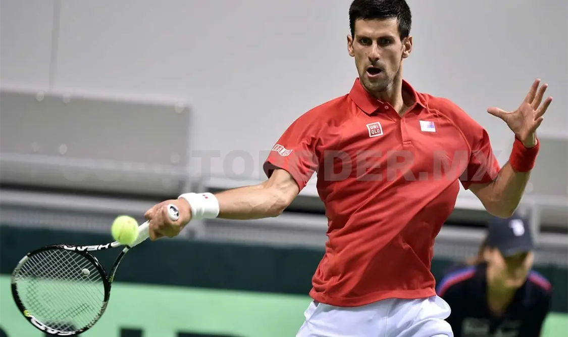 Djokovic triunfa en su regreso con Serbia