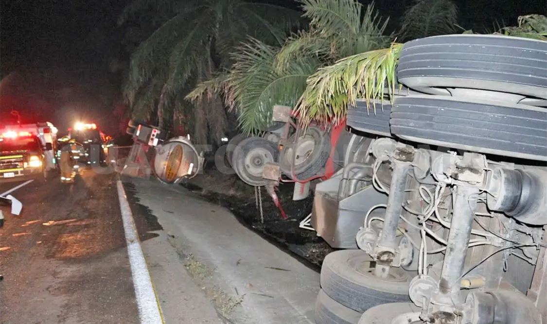 Fallece un trailero al volcar pipa