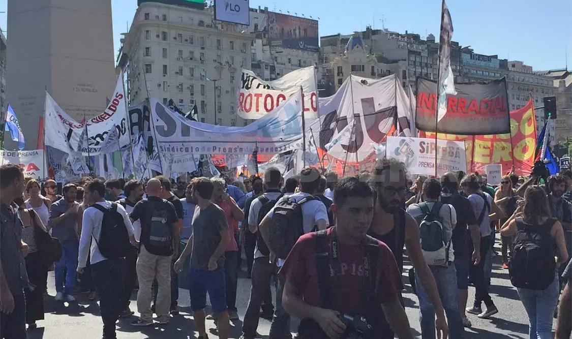 Sindicatos, partidos y trabajadores de medios protestaron para denunciar la falta de pago de sueldos. Notimex