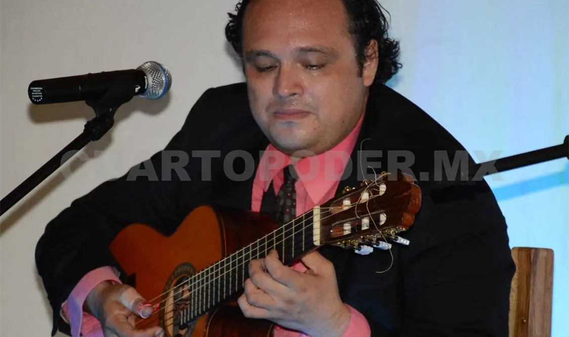 Abraham Coutiño, guitarrista e intérprete chiapaneco. Darwin Mendoza