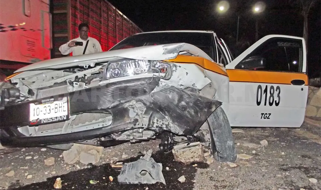 Mamá e hija heridas en taxi por impacto