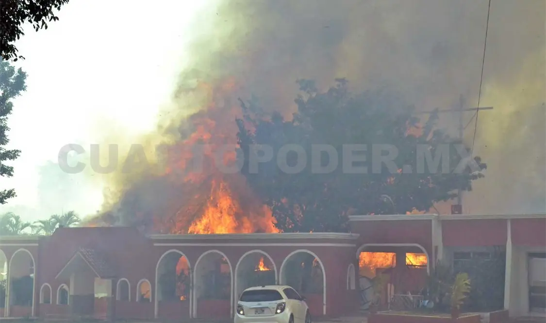 Incendio destruye restaurante; brasa vuela y cae en prepa