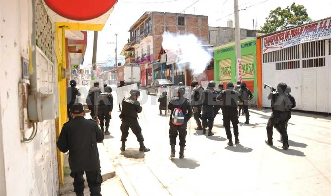 Pobladores confrontan a la Policía por libertad de alcalde detenido