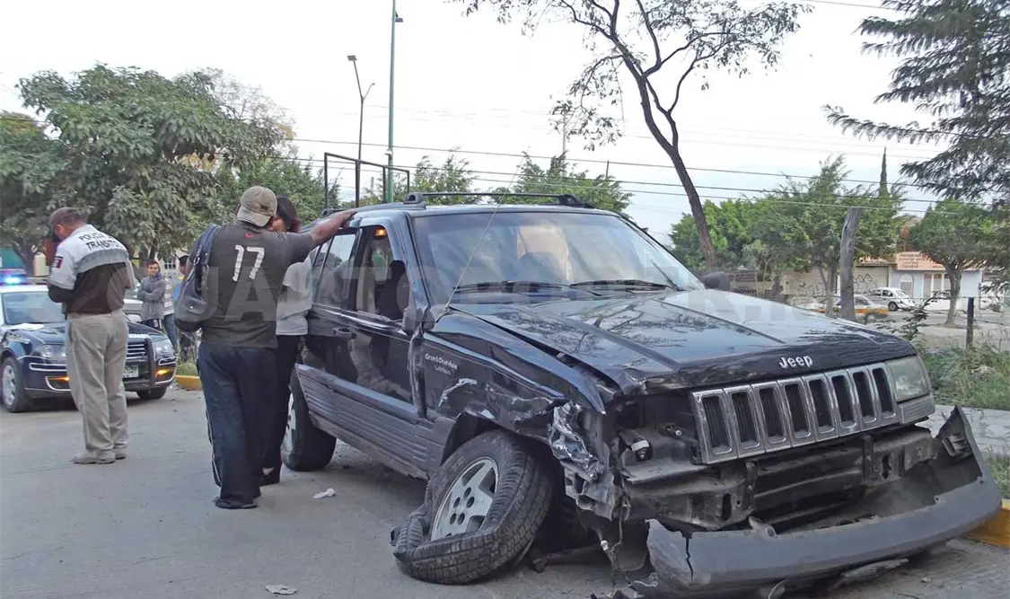 Destrozó su auto en el libramiento