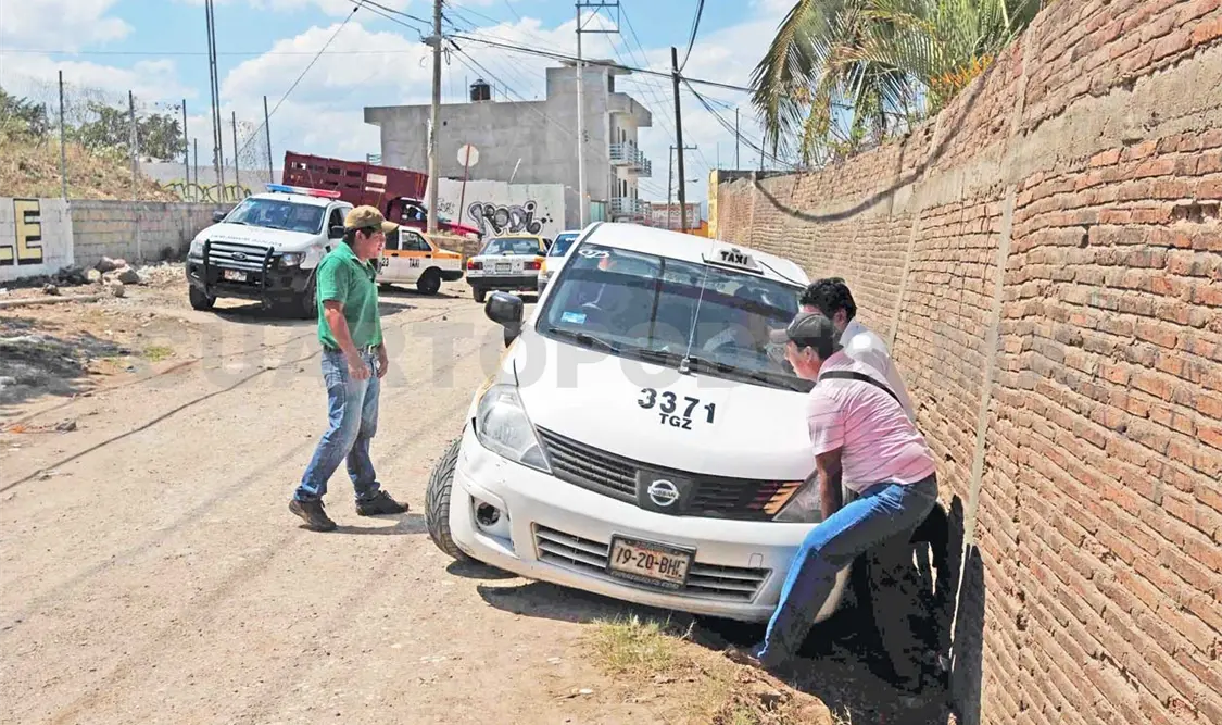 Hieren, golpean y roban a taxista