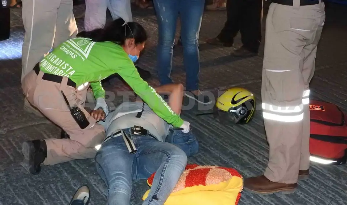Jovencita lesionada al chocar en moto