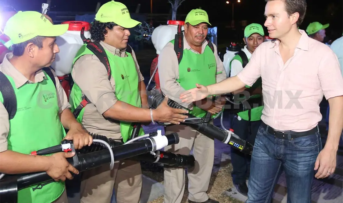 Velasco Coello mencionó que se ha fortalecido el equipamiento de las brigadas, con más motomochilas y termonebulizadoras. CP