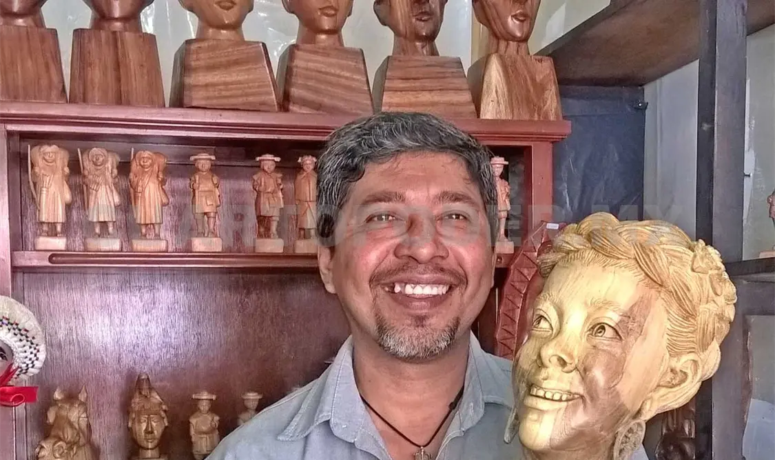 El tallador que con sus manos da vida a la madera