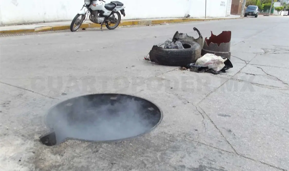 PC se moviliza por llamas en una coladera