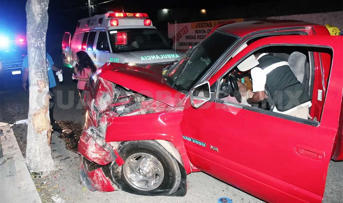 Se incrusta pick up en un árbol