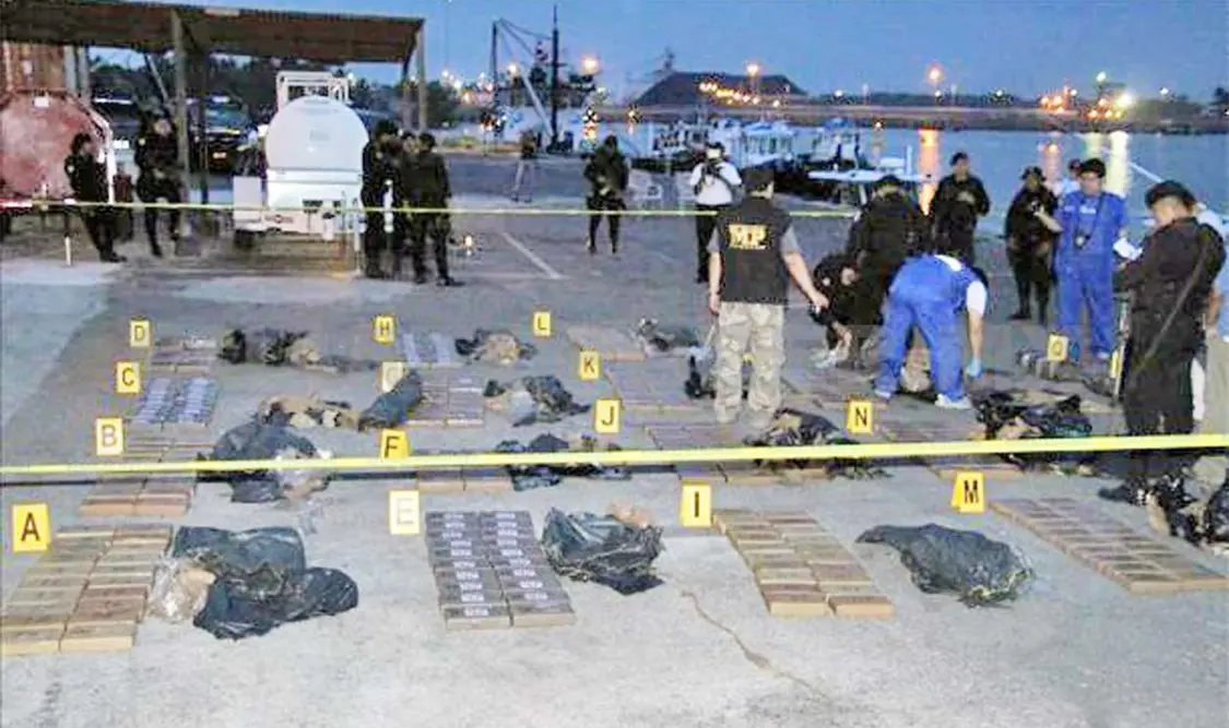 Incautan marinos 338 kilos de cocaína pura en alta mar