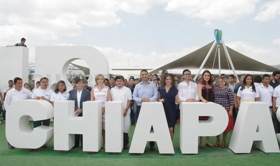 Entregan Bécalos a jóvenes universitarios