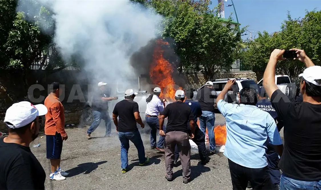 Incendian lonas en góndola de camioneta
