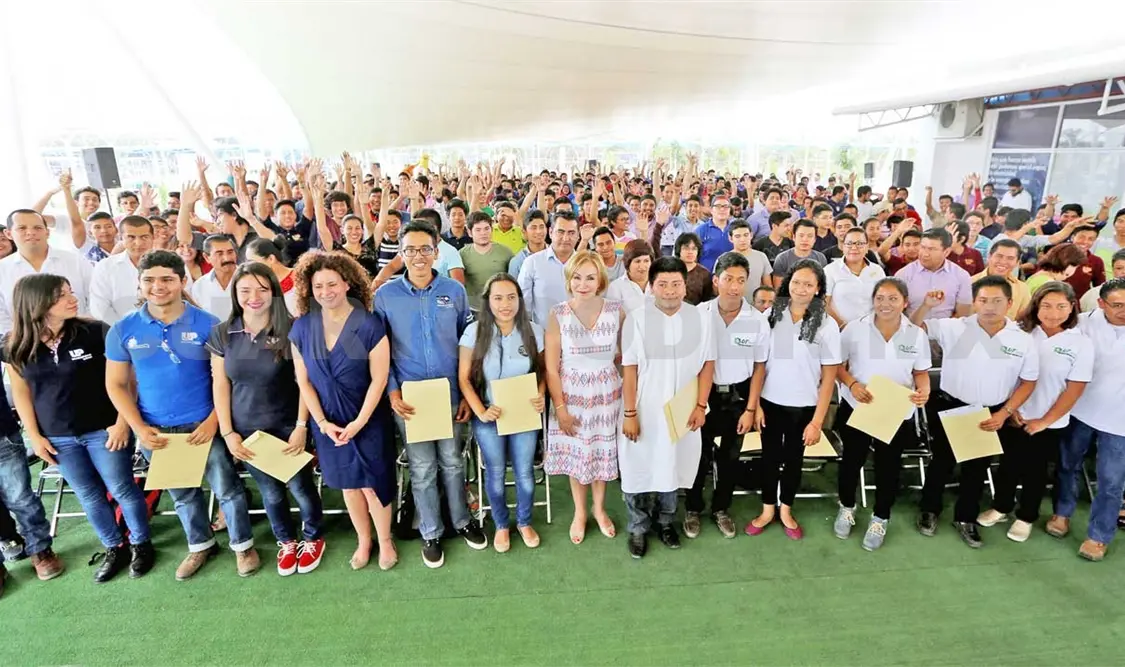 Entregan becas académicas a universitarios locales