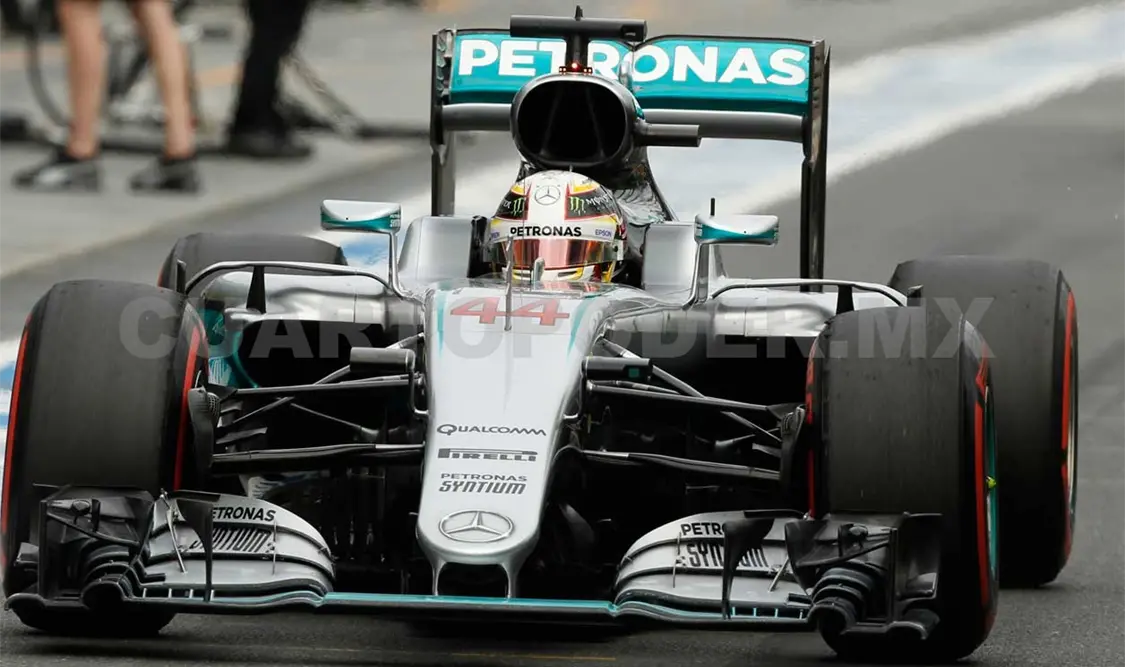 Lewis Hamilton saldrá primero en el Gran Premio de Australia, y detrás Nico Rosberg. AP