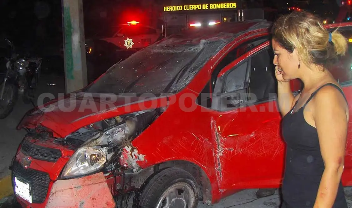 La conductora sufrió algunas excoriaciones. Tomó su teléfono y llamó a sus familiares para ser auxiliada. Rafael Cabrera / CP