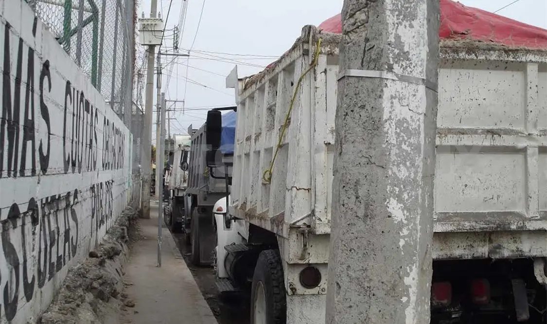 Una de las fugas de agua potable reciente en la calle Aceituna. A. Alegría / CP