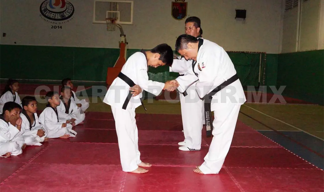 Cumplen con exámenes de grados en Tuxtla