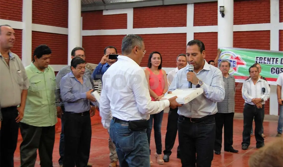 Entregan seguro de vida a taxistas