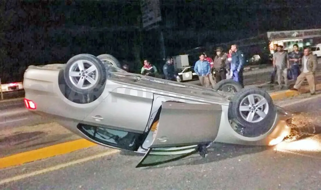 Vuelca auto frente a retén policiaco en Comitán