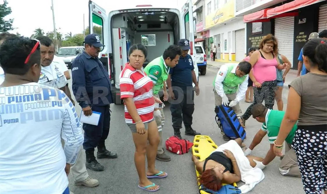 Dama fracturada al chocar moto con auto