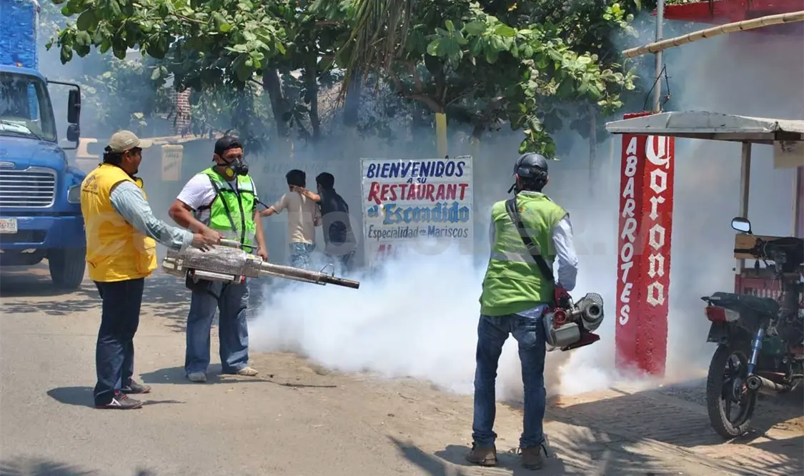 Fumigan playas para reducir contagios de zika