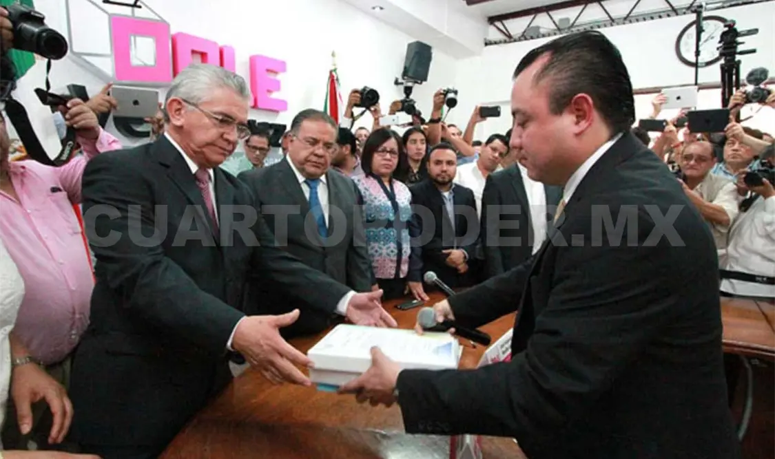 Candidato de PAN y PRD se registra en Veracruz
