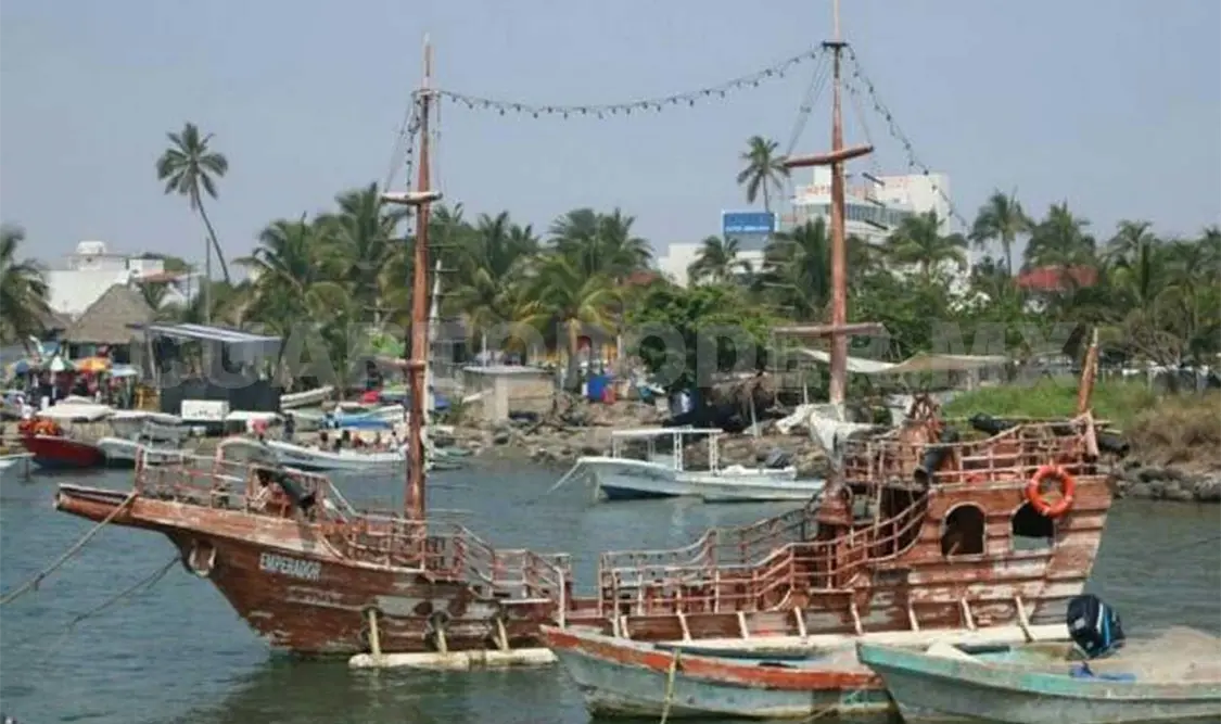 Se hunde barco turístico en Veracruz