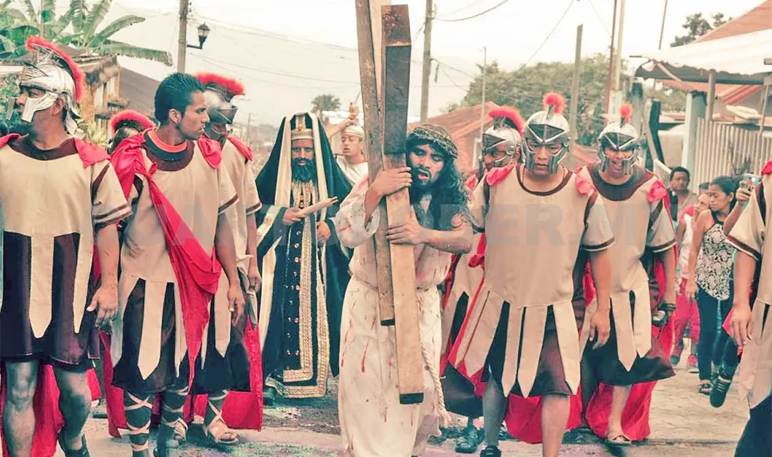 Miles de visitantes en la representación del Viacrucis