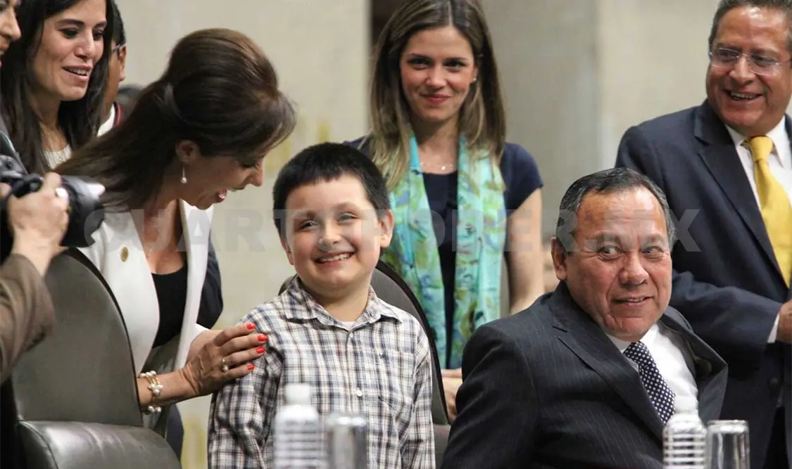 Reciben en Cámara a niño superdotado