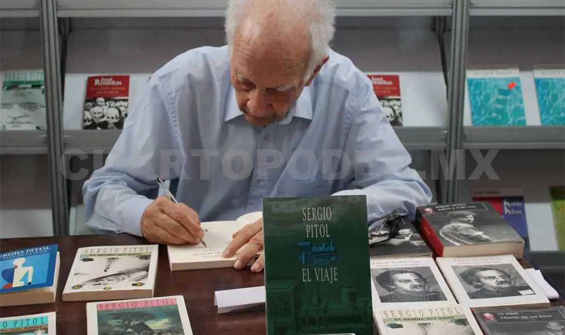 Sergio Pitol firmando sus libros. Cortesía