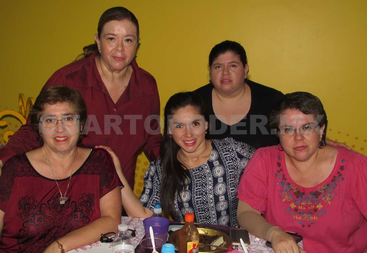 Alejandra celebró en compañía de sus amiguitas