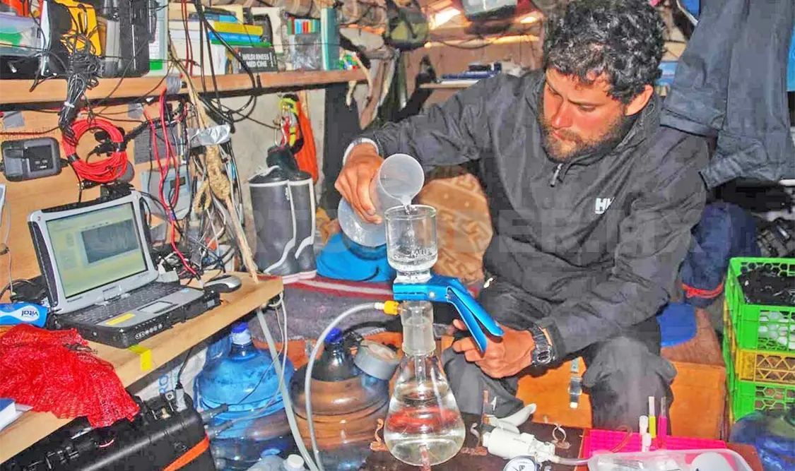 Experto mexicano navega en el Pacífico