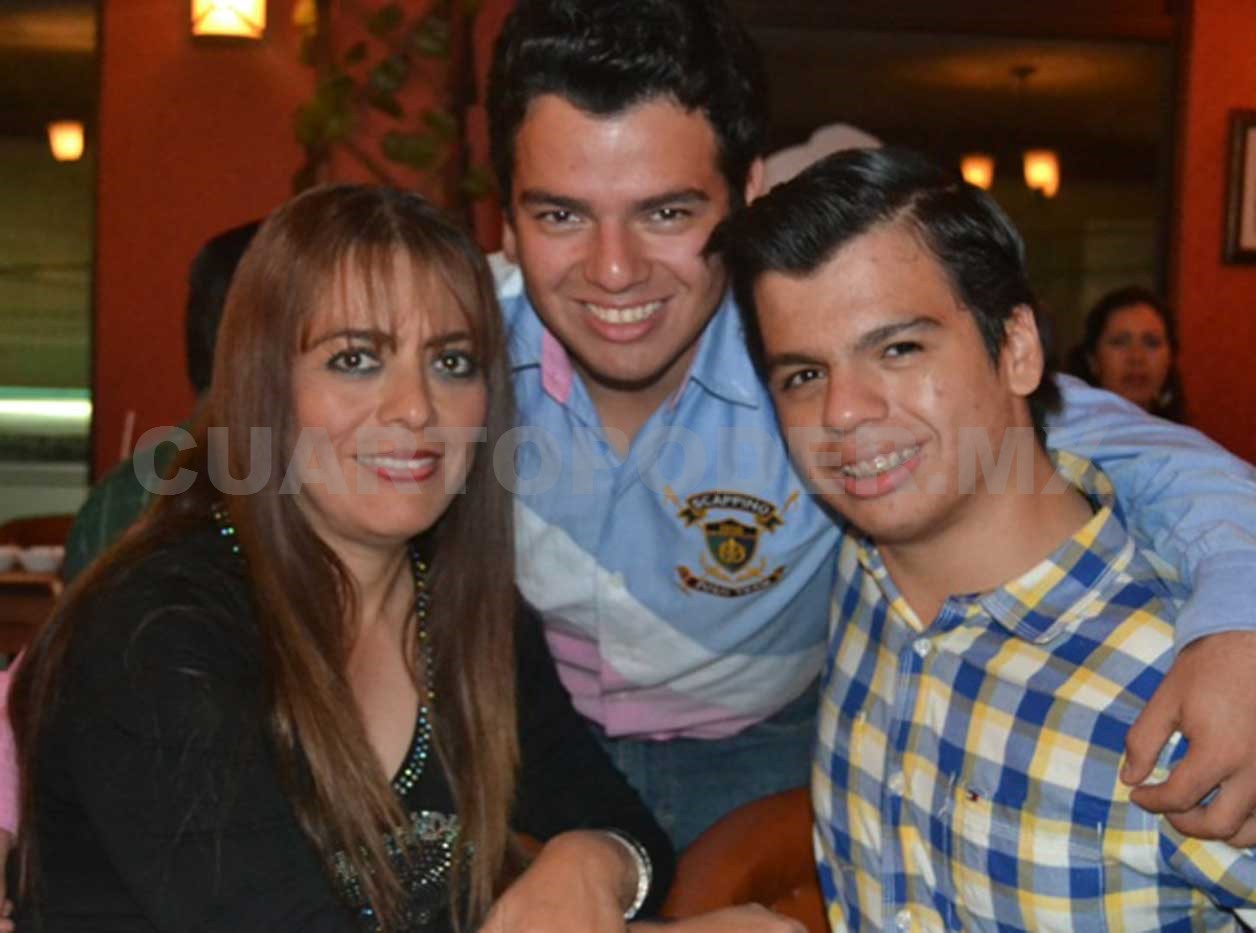 Sociedad reunida en familia