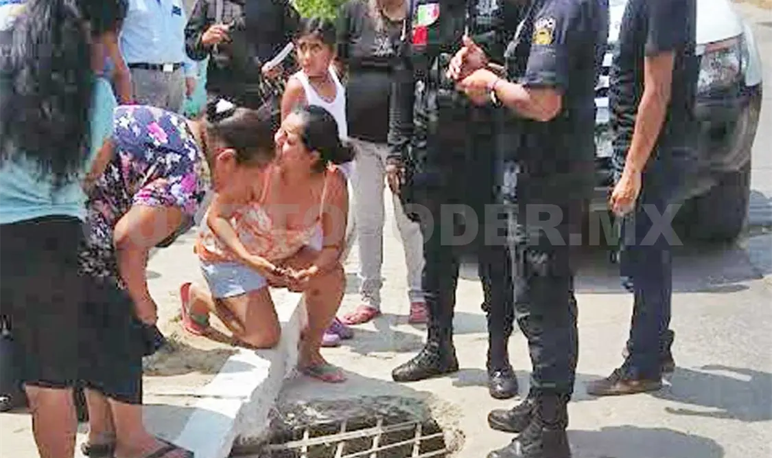 Cae mujer a alcantarilla