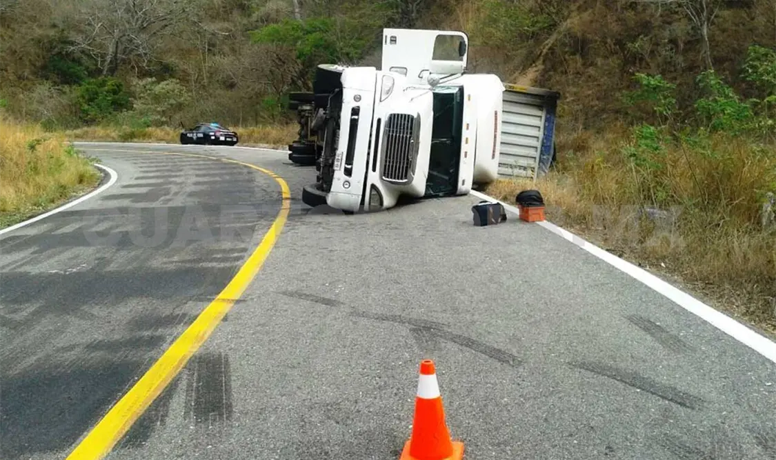 Vuelca tráiler en los límites con Oaxaca
