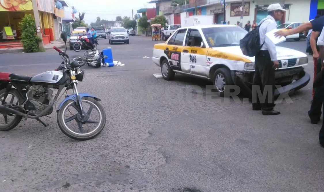 Taxista arrolla a un repartidor de tortillas