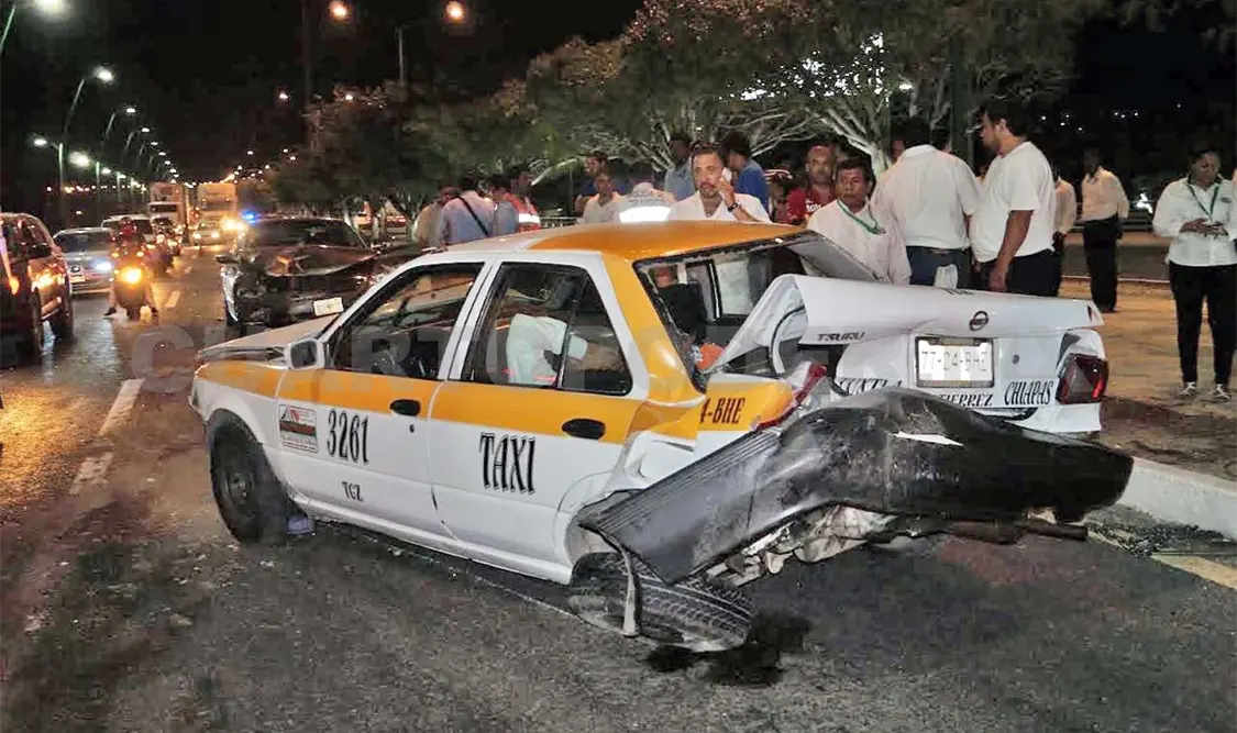 Distraído estampa su coche contra un taxi