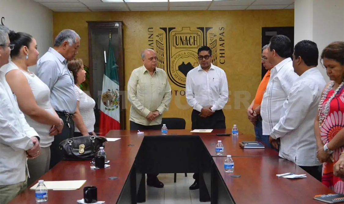 El rector exhortó a Luis Guijón a trabajar en favor de la calidad educativa de acuerdo a las metas establecidas en el Proyecto Académico 2014-2018. CP