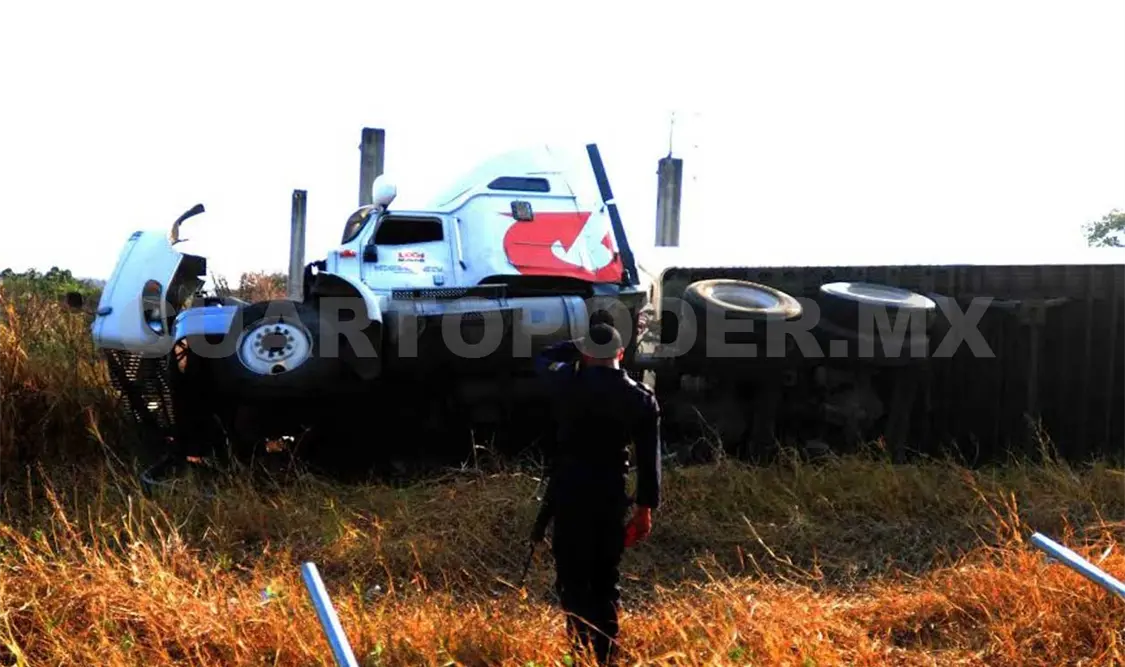 Un tráiler volcó en las inmediaciones de la entrada poniente de Tuxtla Gutiérrez.