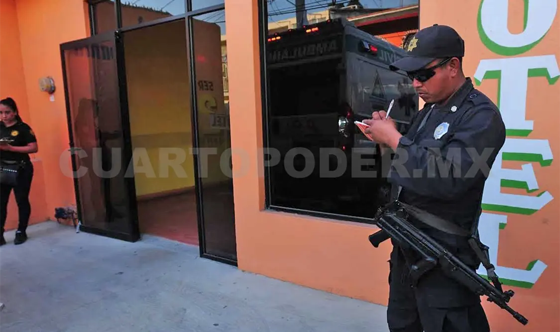 Sujetos armados asaltaron un hotel en Tuxtla Gutiérrez la tarde de ayer. Paramédicos auxiliaron a una empleada que fue golpeada. Rafael Cabrera / CP