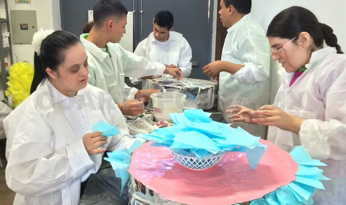 Jóvenes con discapacidad reciben talleres
