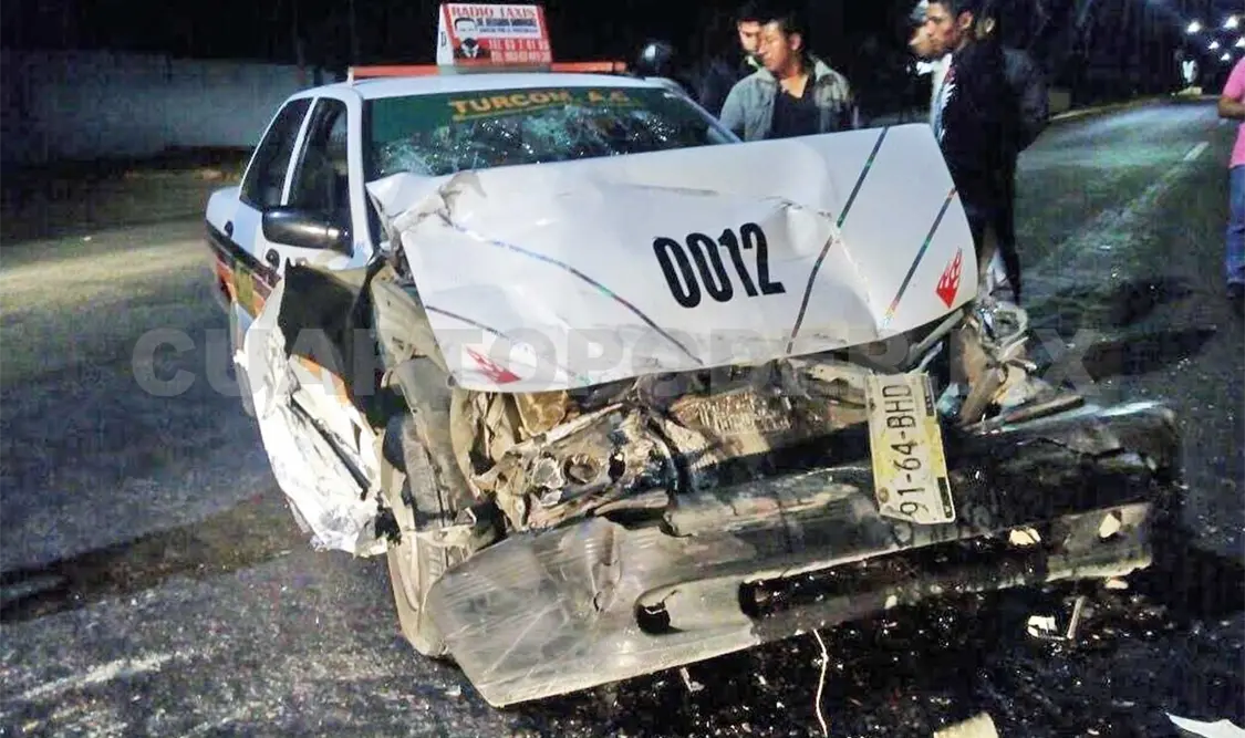 Choca taxi contra una camioneta; dos heridos